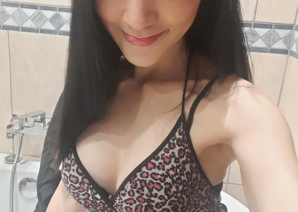24 hour escort Ling Ling in South Africa (Pretoria) is waiting for a call