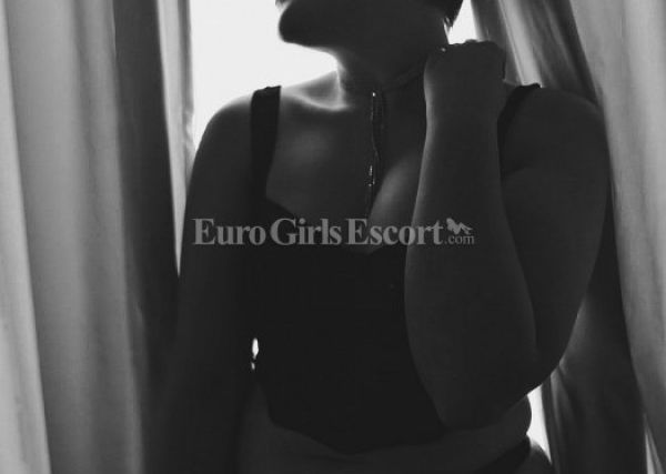 Busty escort in South Africa (Cape Town): Magnolia du Pont works 24 round the clock