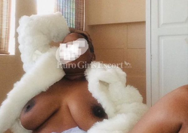 Busty escort in South Africa (Cape Town): Zara works 24 round the clock